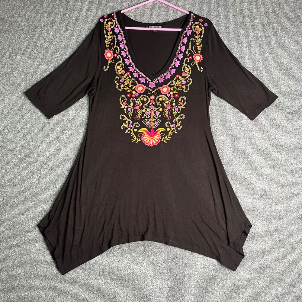 The Pyramid Collection Embroidered Sharkbite Tunic Top Black Floral V-Neck Large